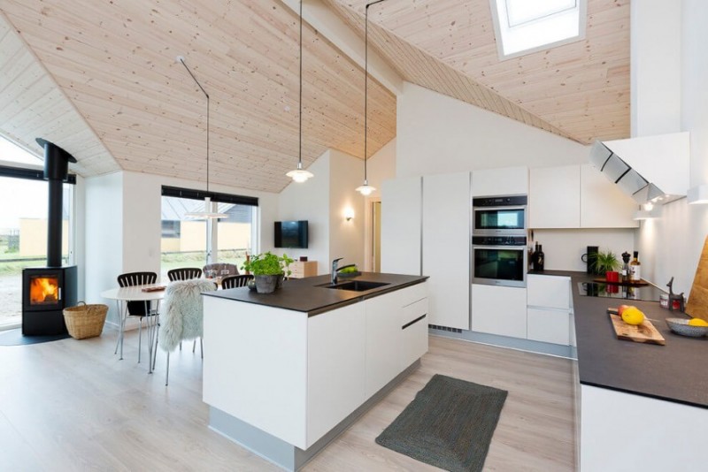 interieur-bois-moderne-plafond-bois-îlot-cuisine-armoires-blanches-Trend-Summer-House intérieur bois