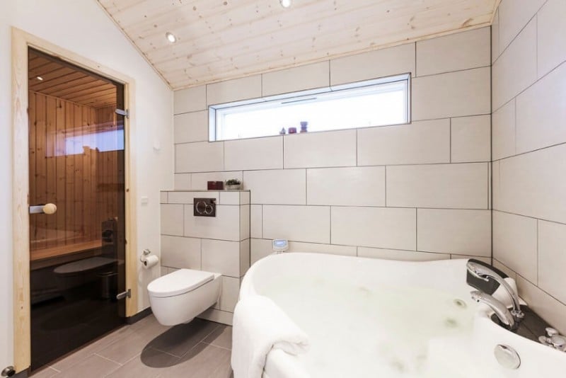interieur-bois-moderne-salle-bains-carrelage-grand-format-sauna