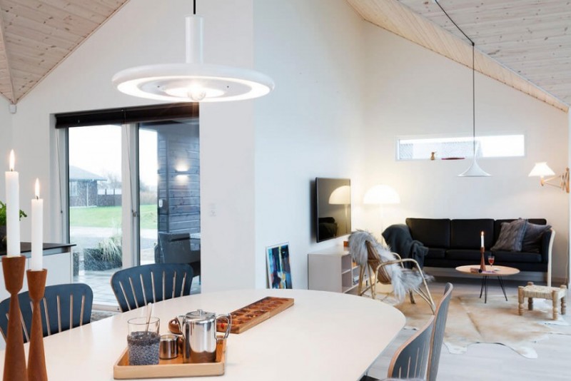interieur-bois-moderneèplafond-murs-blancs-espace-vie-canapé-noir-tapis-peau-vache intérieur bois