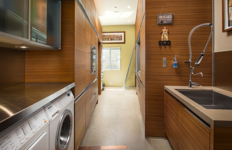 interieur-maison-luxe-buanderie-luxe-panneaux-bois-machine-laver-douchette-manuelle