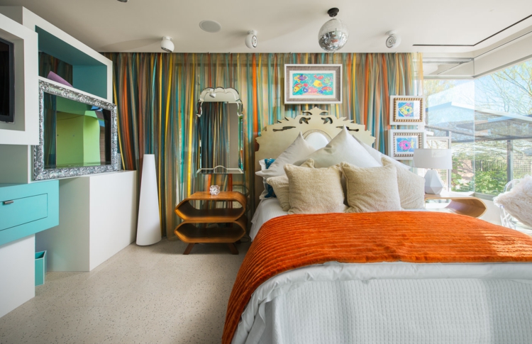 interieur-maison-luxe-chambre-coucher-rideaux-meuble-rangement-blanc-bleu
