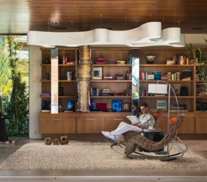 interieur-maison-luxe-coin-relax-bibliothèque-tapis-shaggy-chaises-bascule