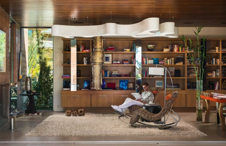 interieur-maison-luxe-coin-relax-bibliothèque-tapis-shaggy-chaises-bascule intérieur maison de luxe