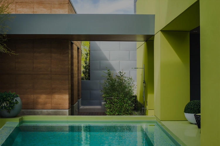 interieur-maison-luxe-piscine-extérieure-buis-boules-muts-vert-anis-gris