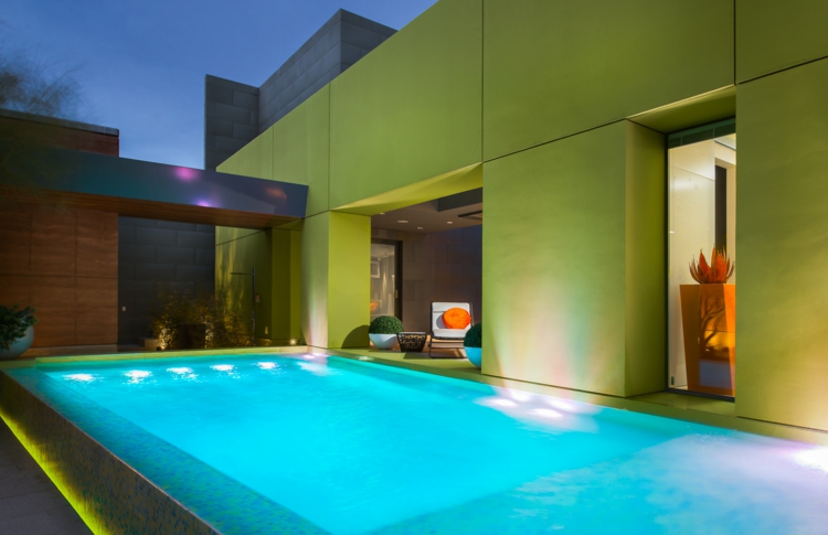 interieur-maison-luxe-piscine-extérieure-débordement-éclairage-led