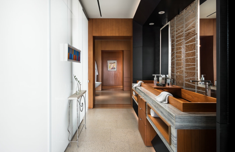 interieur-maison-luxe-salle-bains-bois-panneaux-blanc-noir-vasque-teck