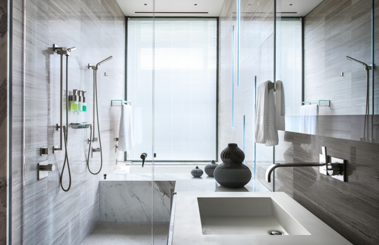 interieur-maison-luxe-salle-bains-carrelage-gris-paroi-douche-verre intérieur maison de luxe