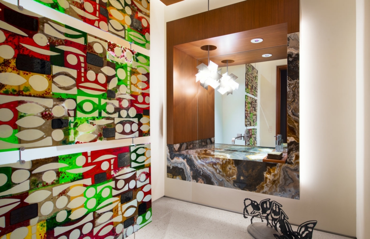 interieur-maison-luxe-salle-bains-déco-murale-opulente-comptoir-marbre intérieur maison de luxe