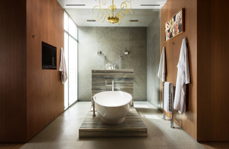 interieur-maison-luxe-salle-bains-murs-bois-baignoire-îlot-lustre-or intérieur maison de luxe