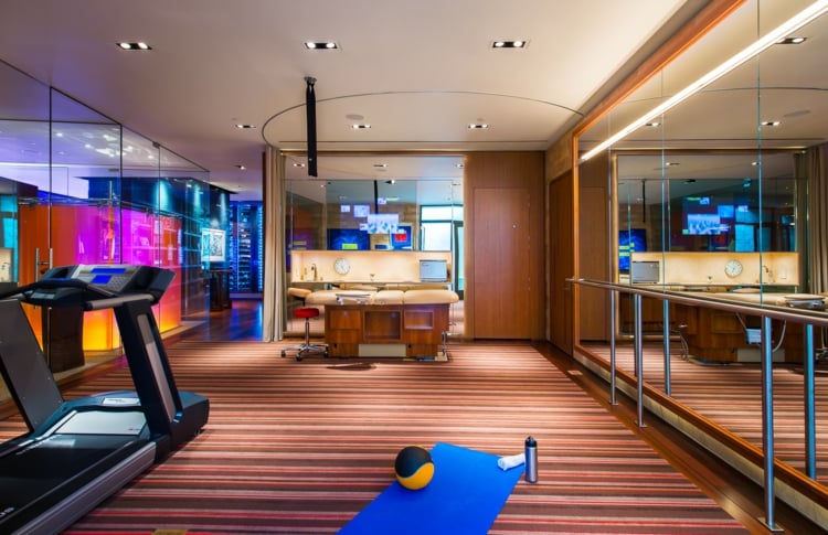 interieur-maison-luxe-salle-fitness-privée-tapis-rayé-table-massage