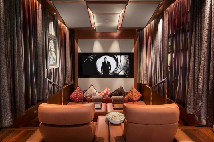 interieur-maison-luxe-salle-projection-privée-fauteuils-coussins-rideaux intérieur maison de luxe