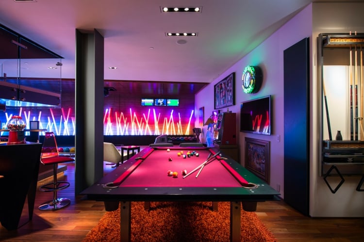 interieur-maison-luxe-table-billard-éclairage-néon-personnalisé 