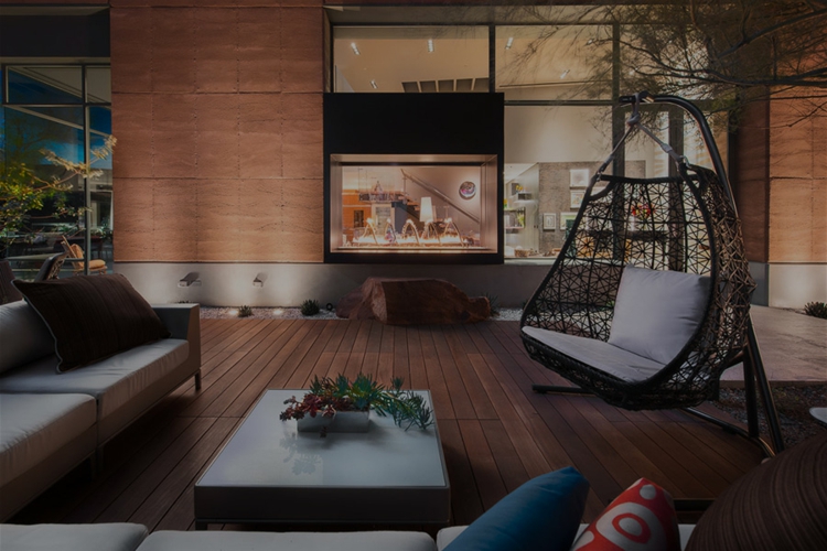 interieur-maison-luxe-terrasse-bois-chaise-suspendue-canapé-table-basse-coussins intérieur maison de luxe