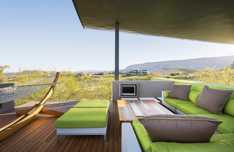 interieur-maison-luxe-toit-terrasse-bois-hamac-canapé-angle-vert-gris-table-basse intérieur maison de luxe