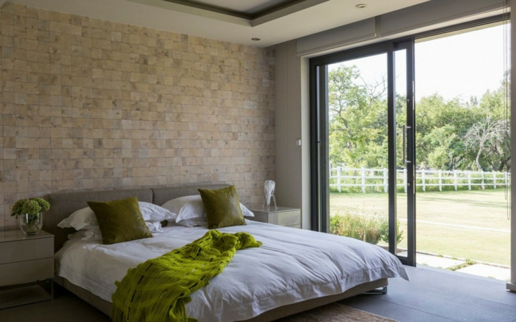 interieur-materiaux-naturels-chambre-coucher-revêtement-pierre-bois-accents-verts