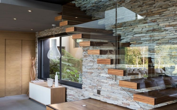 interieur-materiaux-naturels-escalier-flottant-bois-pierre-parement-commode-armoire-bois