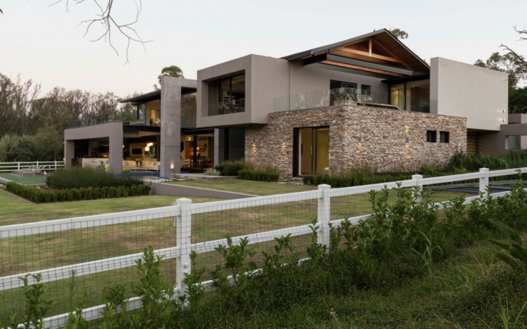 interieur-materiaux-naturels-pelouse-clôture-blanche-façade-pierre-béton