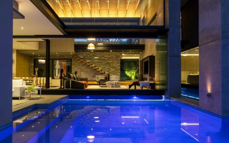 interieur-materiaux-naturels-piscine-plafond-bois-revêtment-mural-pierre-canapé-cuir-noir1