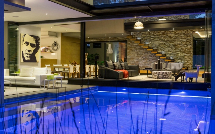 interieur-materiaux-naturels-piscine-éclairage-led-bleu-intérieur-mur-pierre-escalier-bois