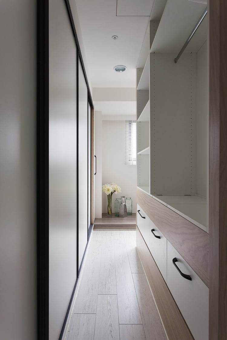interieur-minimaliste-asiatique-armoire-dressing-tiroirs-étagères 
