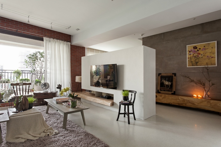 interieur-minimaliste-asiatique-bougies-mur-béton-cloison-tv-table-basse-tapis