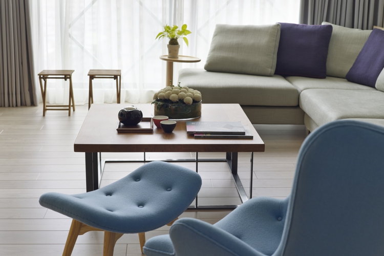 interieur-minimaliste-asiatique-canapé-angle-blanc-coussins-pourpres-fauteuil-bleu intérieur minimaliste 