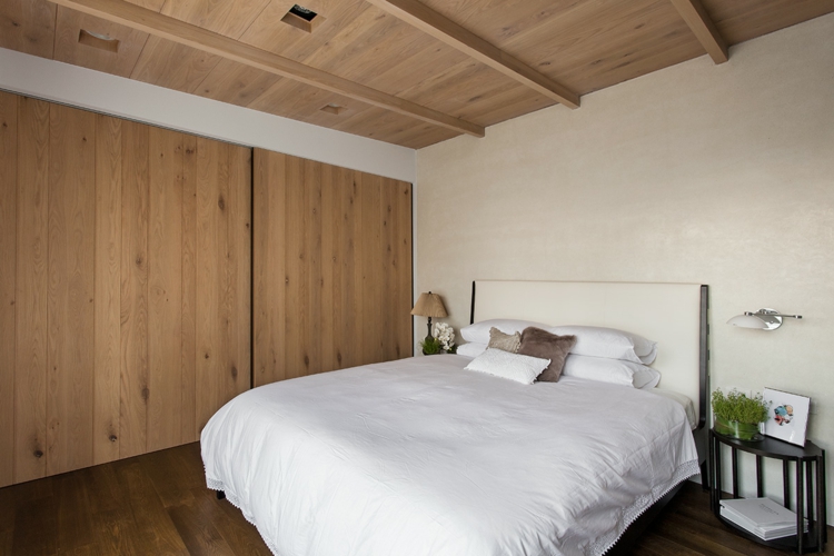 interieur-minimaliste-asiatique-chambre-coucher-armoire-bois-literie-blanche intérieur minimaliste