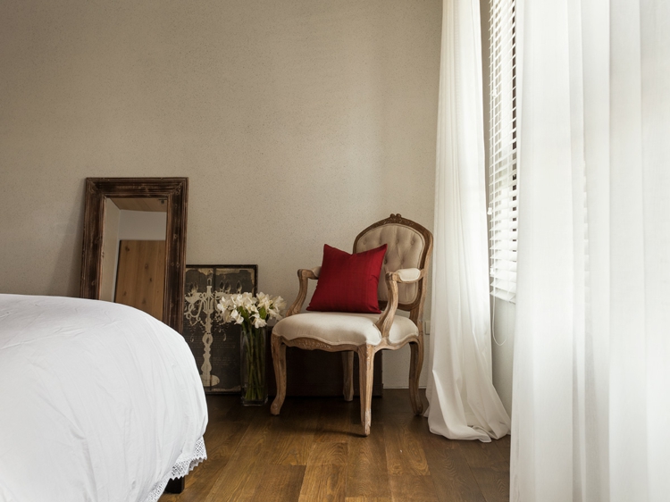 interieur-minimaliste-asiatique-chambre-coucher-fauteuil-vintage-coussin-rouge-fleurs intérieur minimaliste