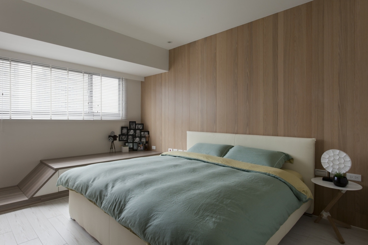 interieur-minimaliste-asiatique-chamre-coucher-literie-bleu-clair-panneau-mural-bois