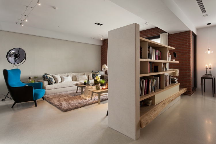 interieur-minimaliste-asiatique-cloison-étagères-bois-canapé-tapis-gris-fauteuil-bleu