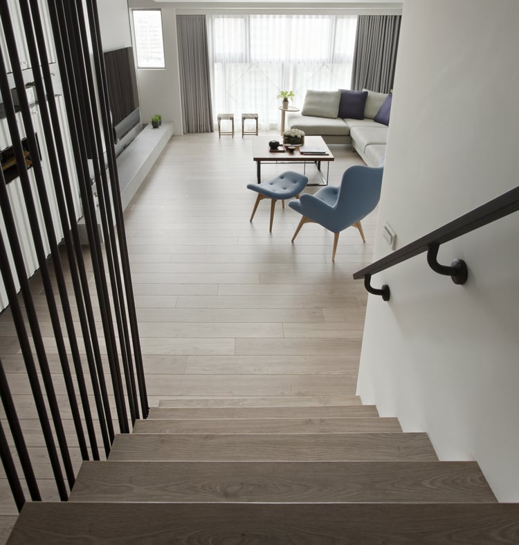interieur-minimaliste-asiatique-escaliers-rampe-fer-forgé