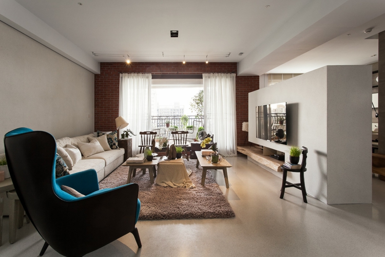 interieur-minimaliste-asiatique-fauteuil-bleu-tapis-gris-tv-plasma-canapé-blanc-rideaux intérieur minimaliste 