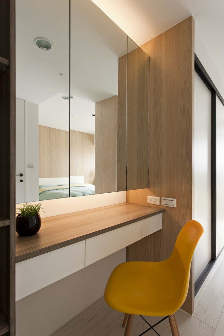 interieur-minimaliste-asiatique-miroir-coiffeuse-bois-chaise-jaune