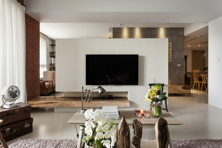 interieur-minimaliste-asiatique-mur-brique-valise-table-appoint-lampe-vintage