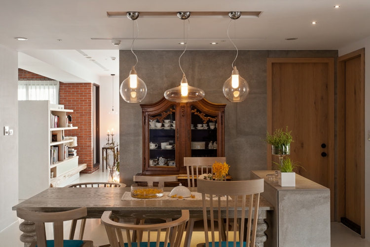 interieur-minimaliste-asiatique-mur-béton-table-chaises-bois-suspensions-verre intérieur minimaliste