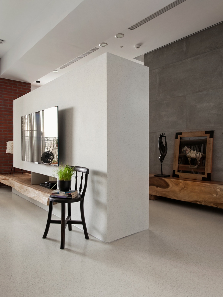interieur-minimaliste-asiatique-mur-cloison-tv-mur-béton-commode-bois