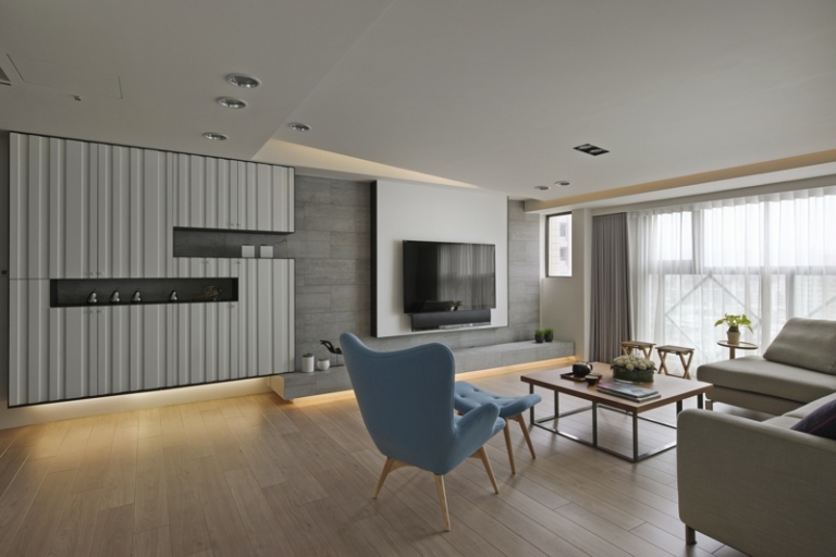 interieur-minimaliste-asiatique-mur-pierre-grise-niches-rangement-fauteuil-bleu