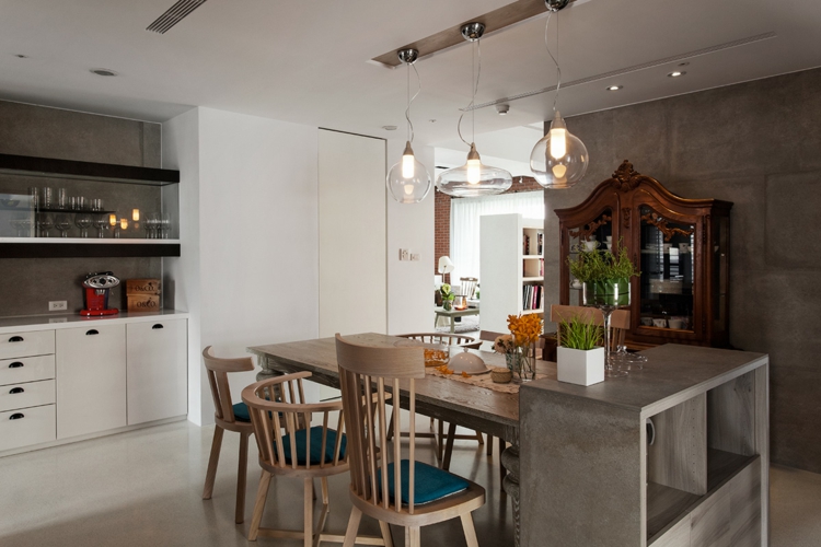 interieur-minimaliste-asiatique-salle-manger-rustique-table-appoint-suspensions-verre-armoires intérieur minimaliste