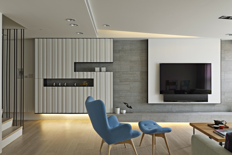 interieur-minimaliste-asiatique-salle-séjour-fauteuil-bleu-écran-tv-plasma-niches-murales