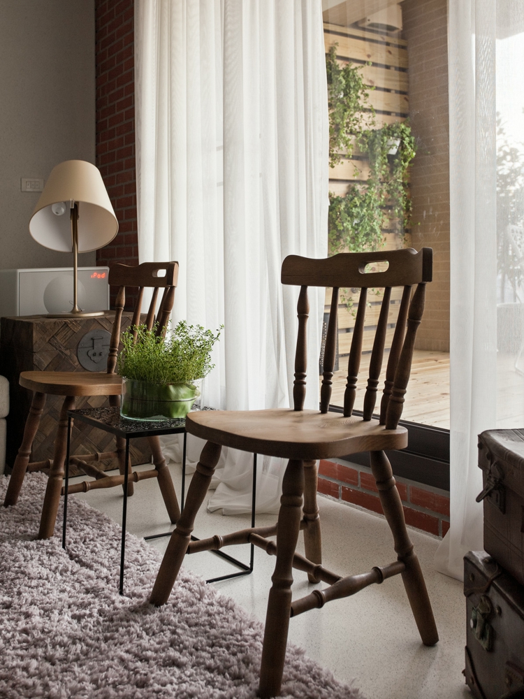 interieur-minimaliste-asiatique-tapis-shaggy-chaises-bois-rideaux-blancs
