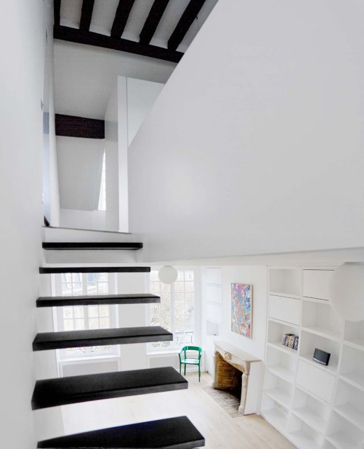 intérieur-blanc-escalier-suspendu-marches-noires-solives