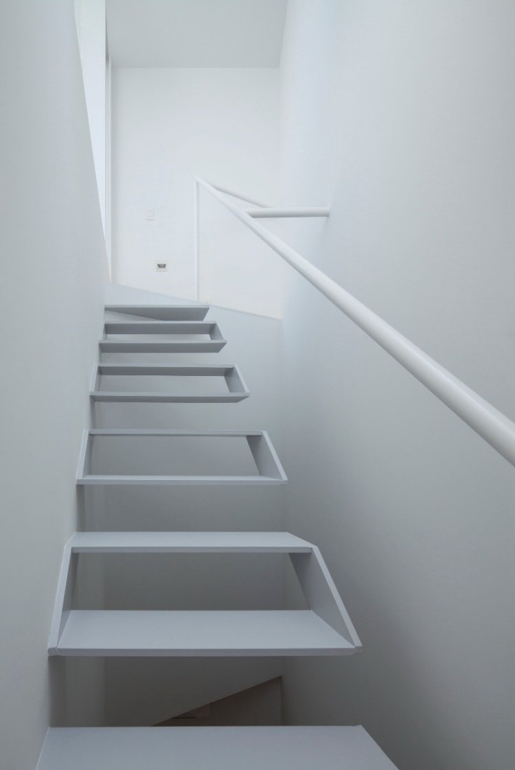 intérieur-minimaliste-escalier-suspendu-marches-flottantes