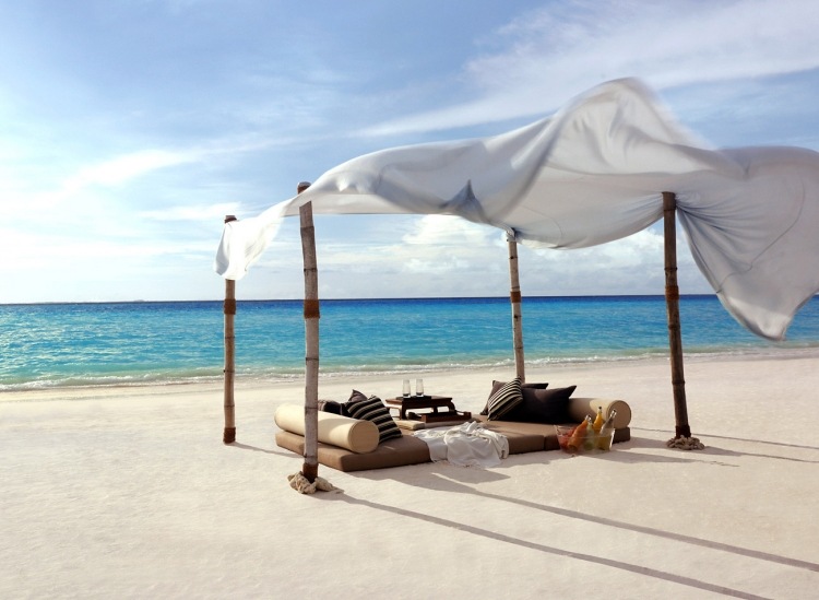 lit-baldaquin-privé-plage-vacances-amoureux-Maldives