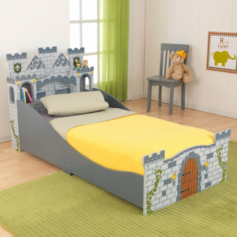 lit-enfant--chaise-grise-tete-lit-chateau-tapis-rectangulaire-vert
