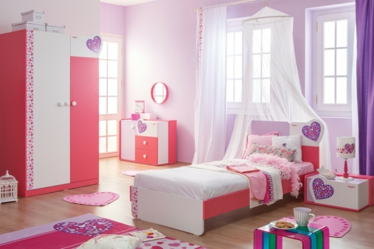 lit-enfant-ciel-lit-coussins-armoires-rangement-motifs-coeurs