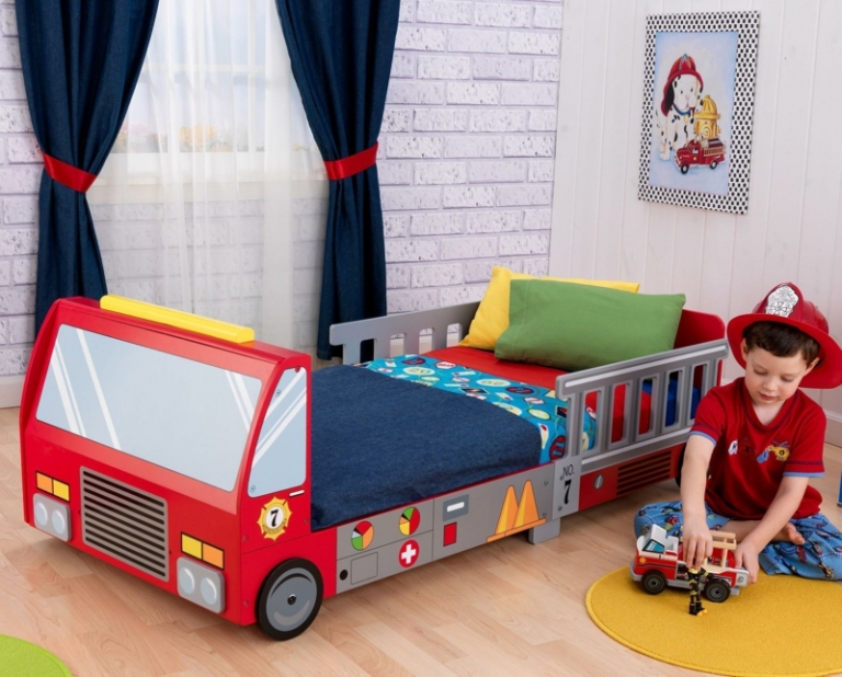 lit-enfant-design-camion-coussins-tapis-jaune-parquet-flottant-deco-murale