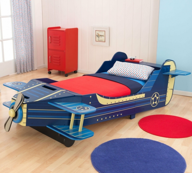 lit-enfant--design-helicopter-tapis-rond-rouge-bleu