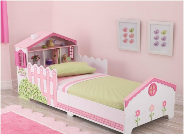 lit-enfant-tete-lit-forme-maison-deco-murale-tableaux-tapis-rose