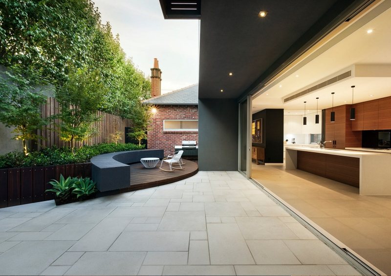 maison-moderne-baie-vitrée-terrasse-mobilier-jardin-métal