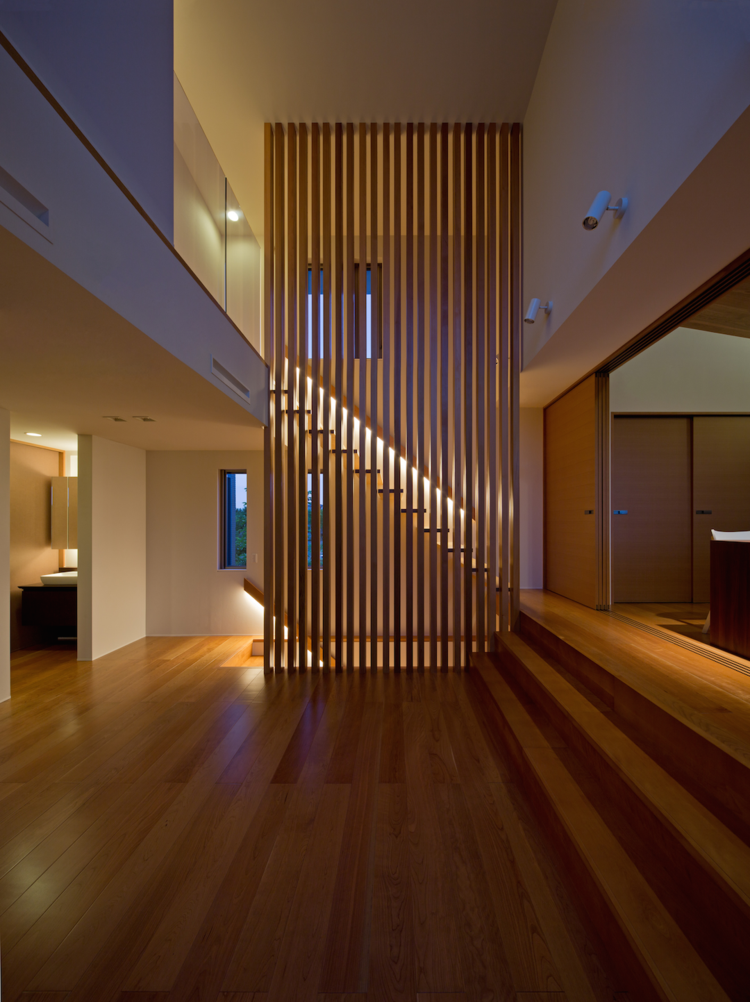 maison-moderne-escalier-droit-garde-corps-lamelles-bois